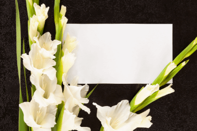 Ett tackkort begravning med blommor runt om